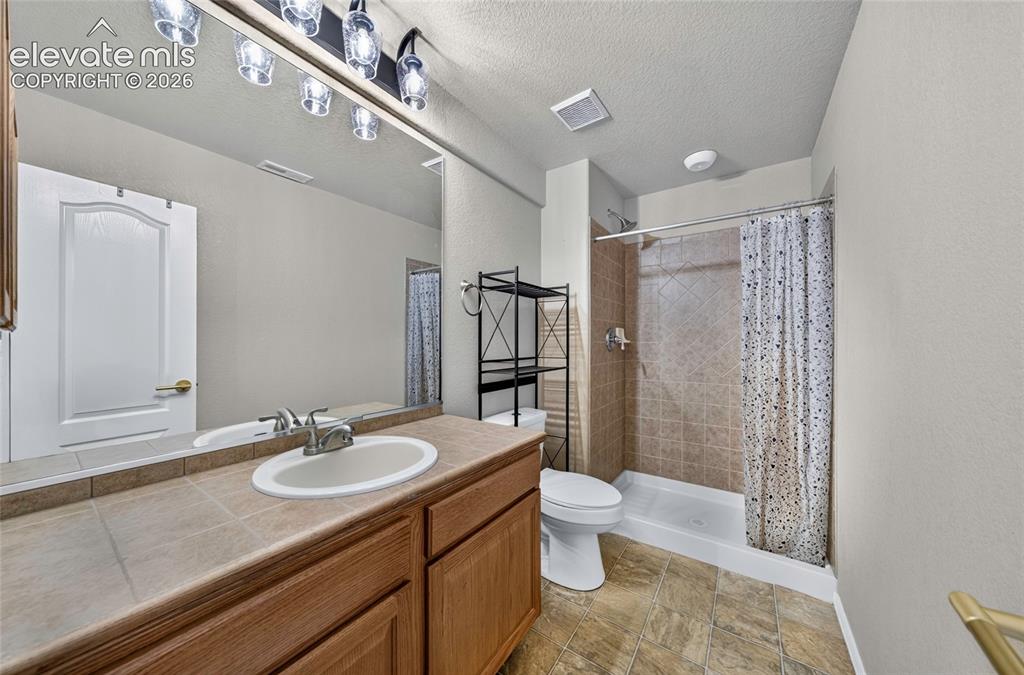 Image 26 of 37: Bathroom