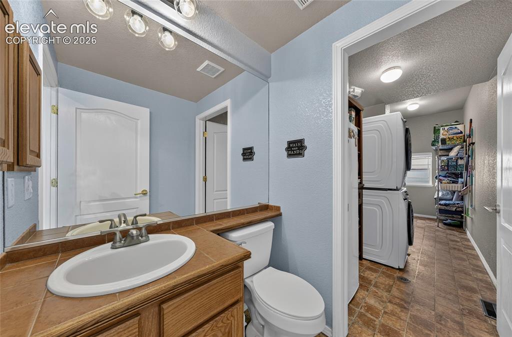 Image 29 of 37: Bathroom