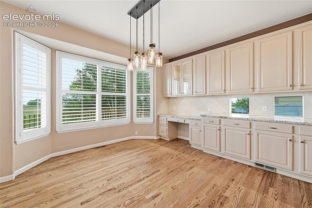 Image 10 of 50: Kitchen