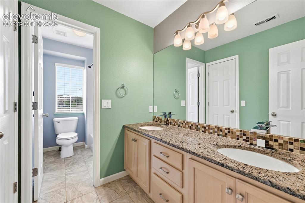 Image 31 of 50: Jack and Jill Bathroom