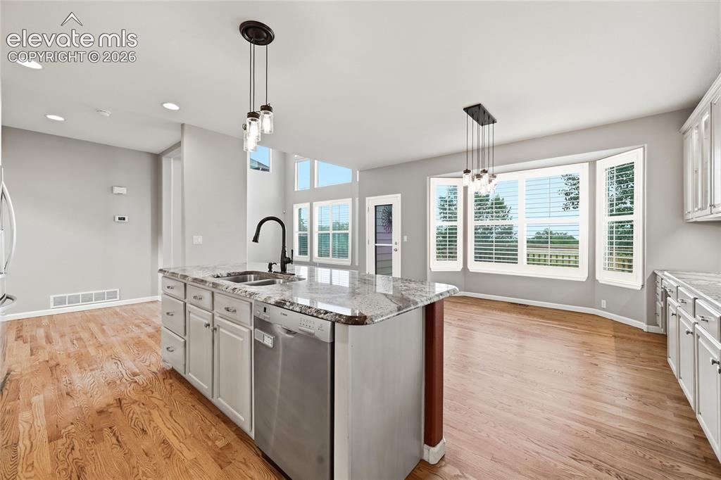 Image 9 of 50: Kitchen