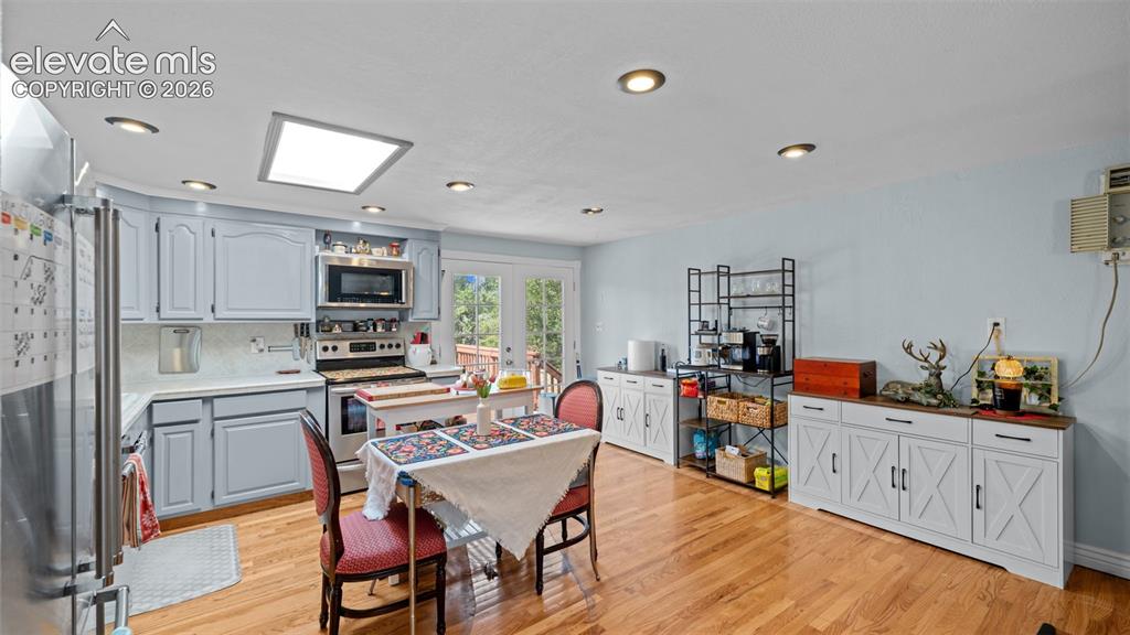 Image 10 of 33: Kitchen
