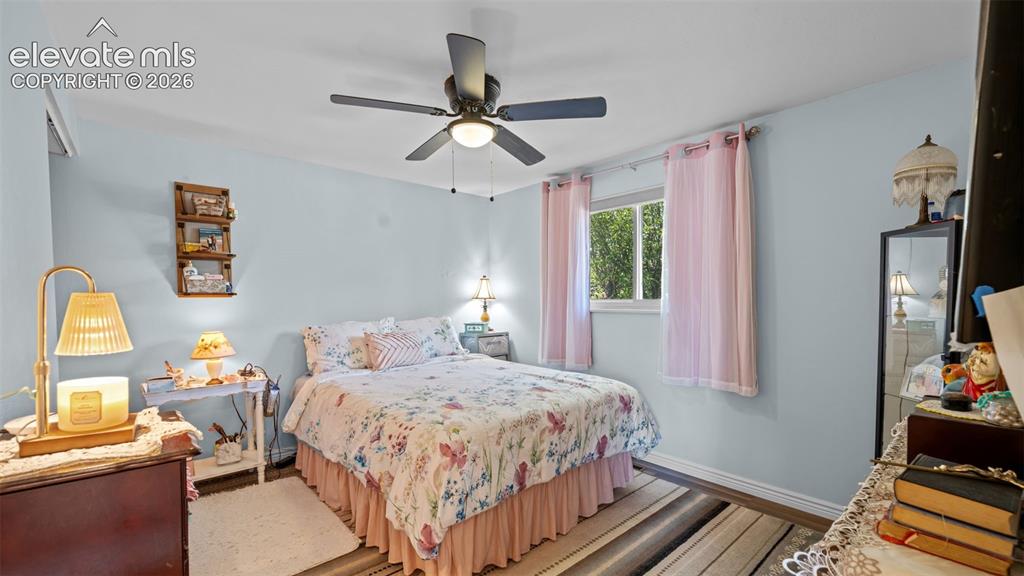 Image 12 of 33: Bedroom