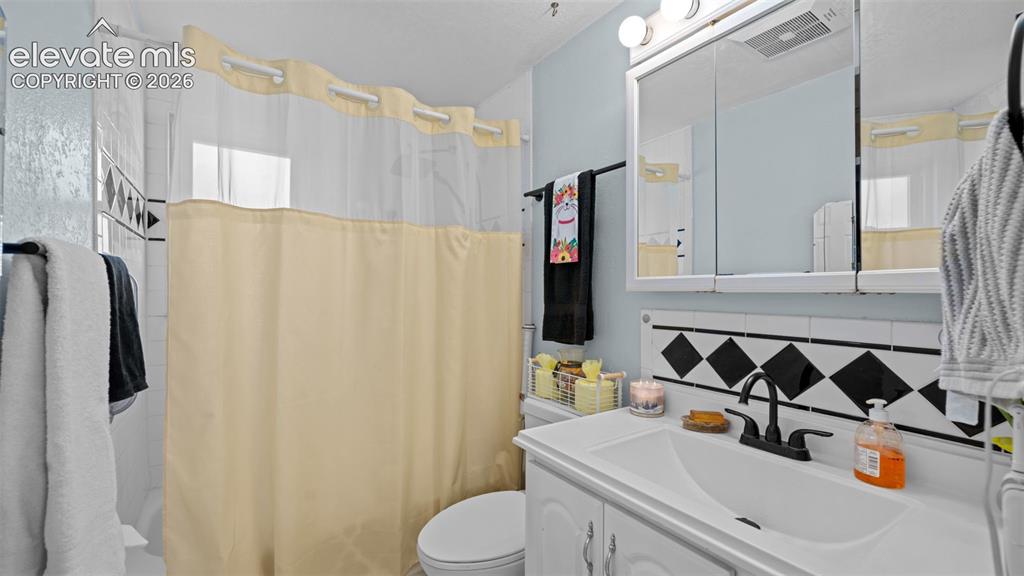 Image 15 of 33: Bathroom