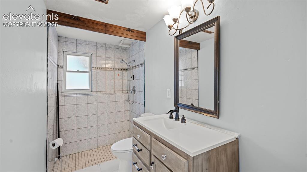 Image 19 of 33: Bathroom
