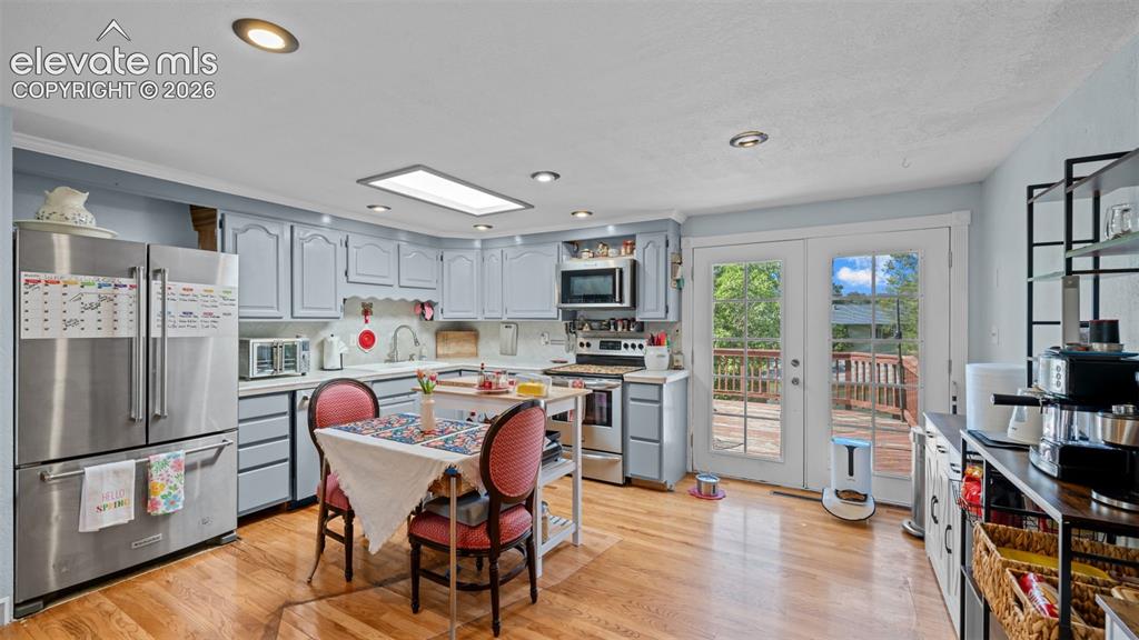 Image 7 of 33: Kitchen