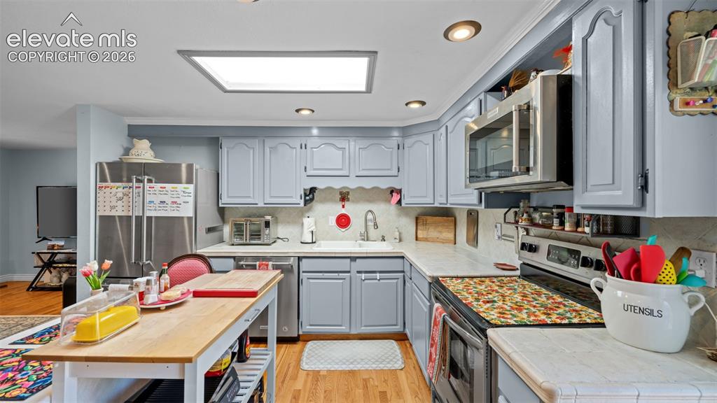 Image 8 of 33: Kitchen