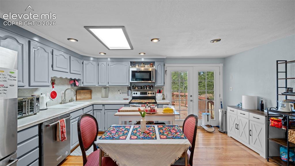 Image 9 of 33: Kitchen