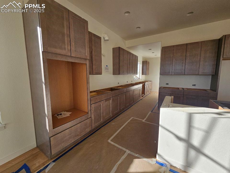 Image 20 of 25: Huge Kitchen