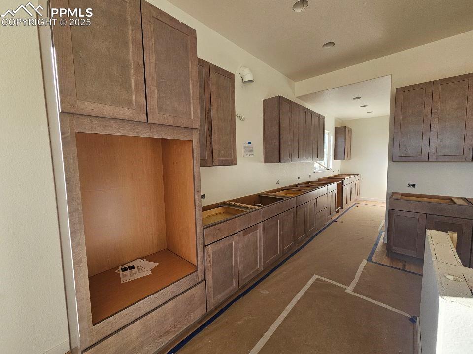 Image 21 of 25: Kitchen