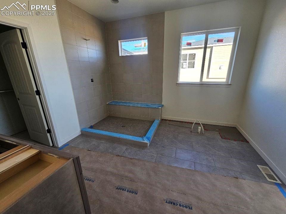 Image 24 of 25: 5pc spa bath