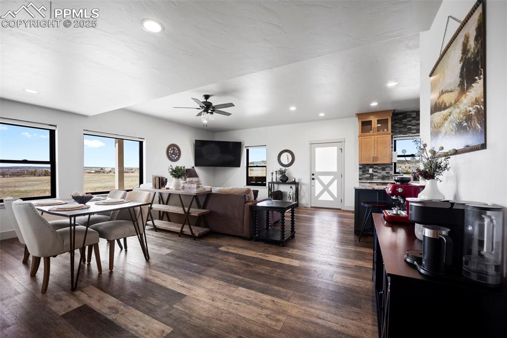 Image 13 of 49: Dining Area
