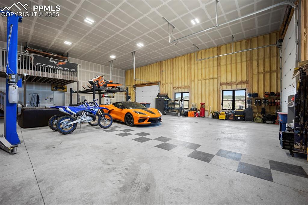 Image 40 of 49: Garage