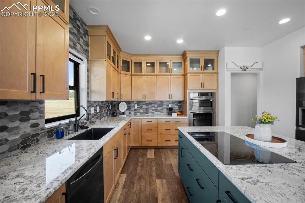 Image 9 of 49: Kitchen