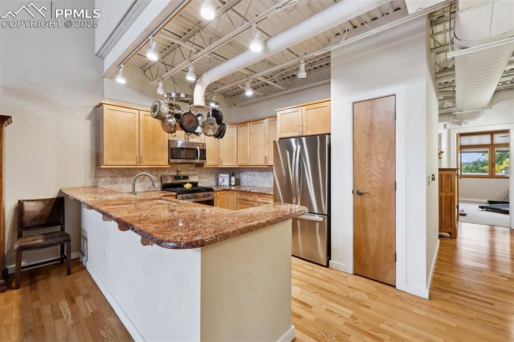 Image 10 of 35: Kitchen