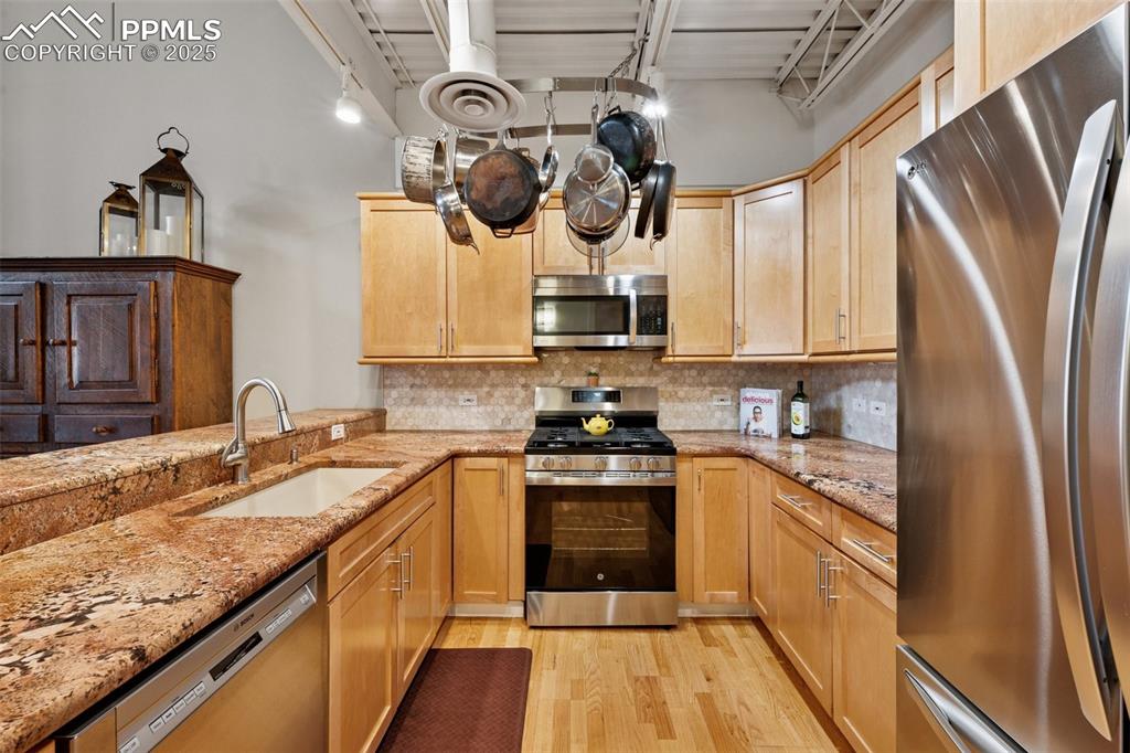 Image 12 of 35: Kitchen