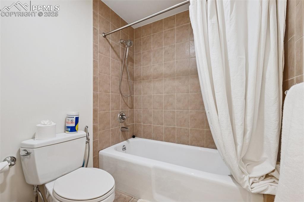 Image 16 of 35: Bathroom