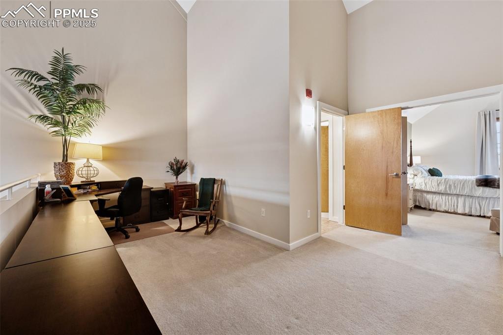 Image 18 of 35: Office