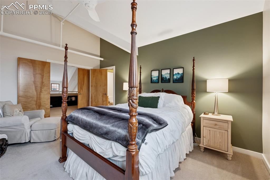 Image 22 of 35: Bedroom