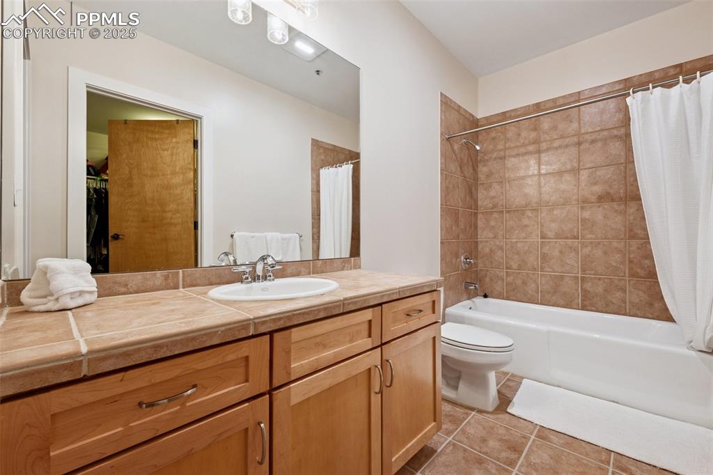 Image 23 of 35: Bathroom