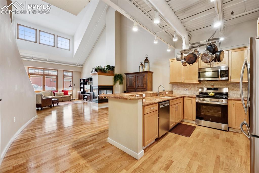 Image 9 of 35: Kitchen