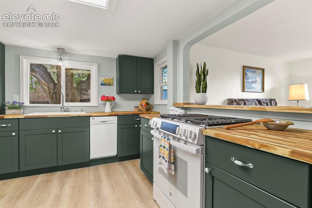 Image 2 of 39: FULL new kitchen! incl. brand new appliances, new cabinets, new teak butche