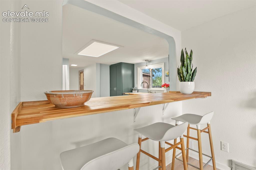 Image 21 of 39: Kitchen