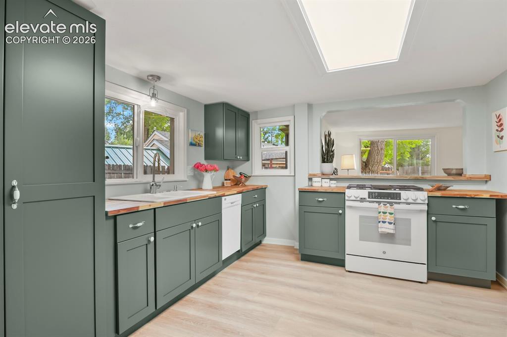 Image 22 of 39: FULL new kitchen! incl. brand new appliances, new cabinets, new teak butche