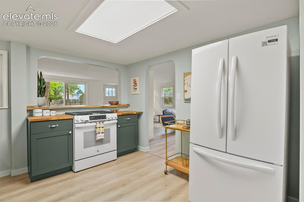 Image 23 of 39: FULL new kitchen! incl. brand new appliances, like a French door fridge, n