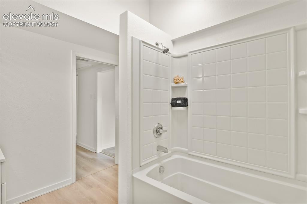 Image 32 of 39: Bathroom