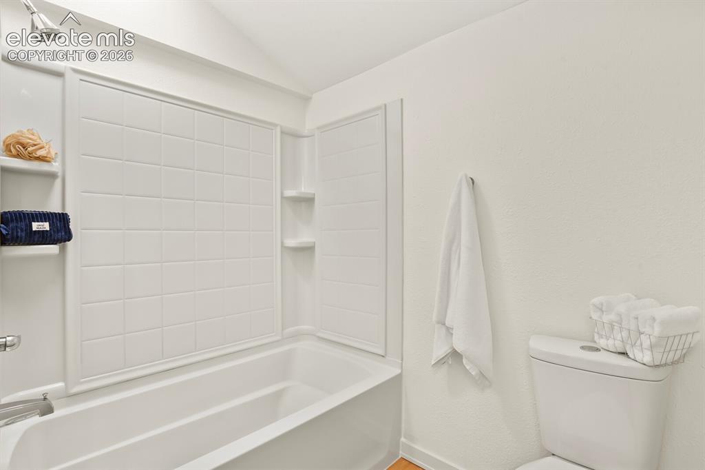 Image 33 of 39: Bathroom