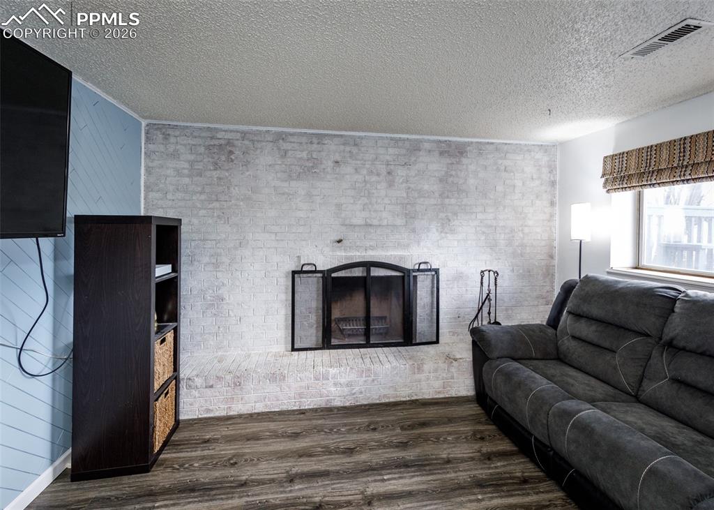 Image 16 of 31: Living Room