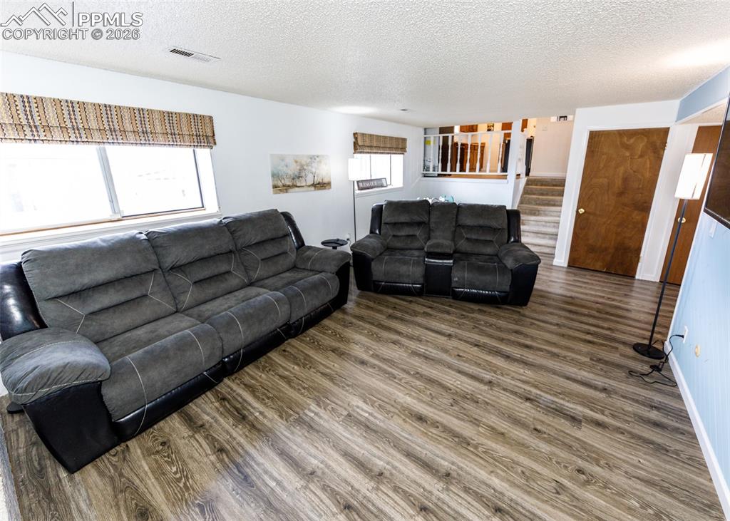 Image 17 of 31: Living Room