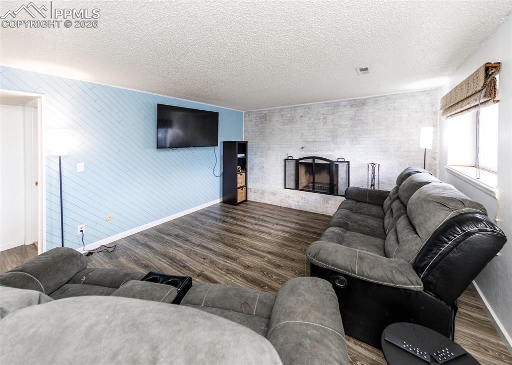 Image 18 of 31: Living Room