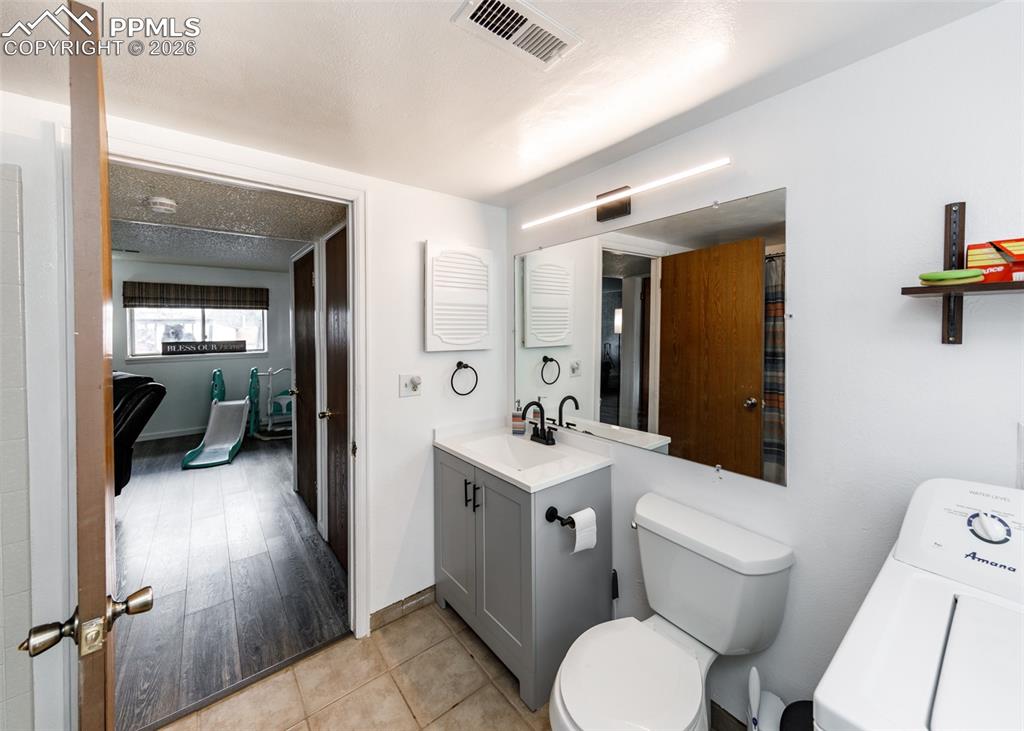 Image 22 of 31: Bathroom