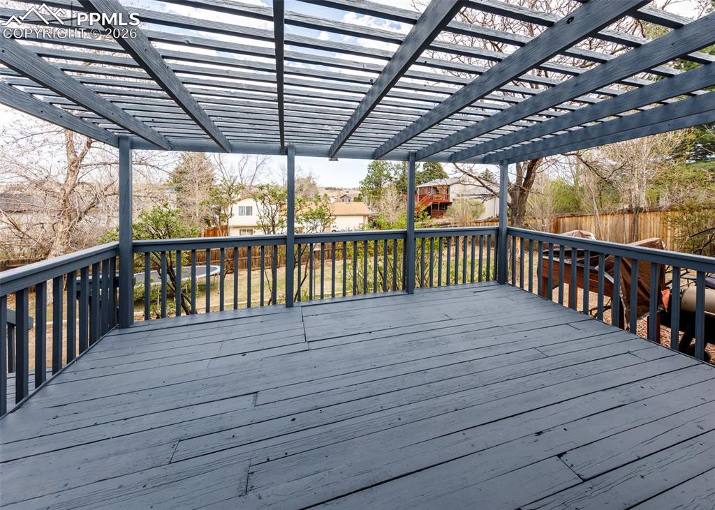 Image 27 of 31: Deck