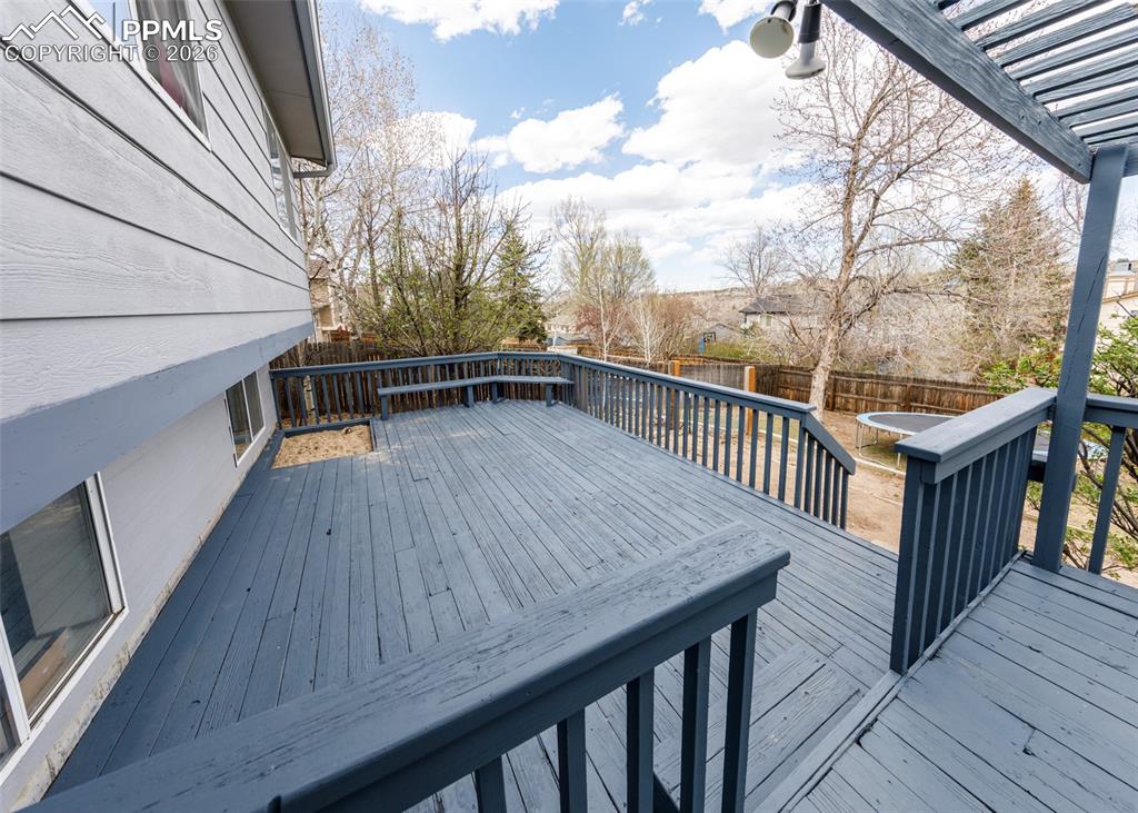 Image 28 of 31: Deck