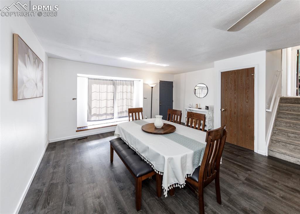 Image 3 of 31: Dining Area