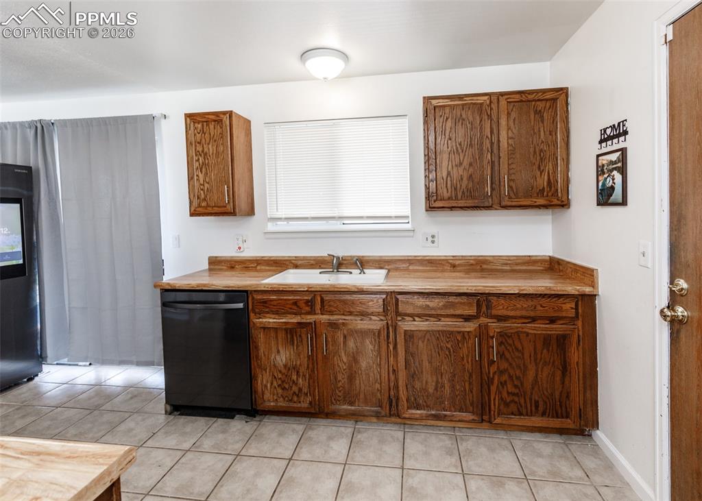 Image 7 of 31: Kitchen