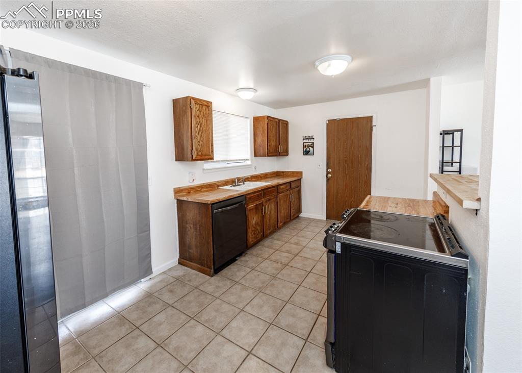 Image 8 of 31: Kitchen