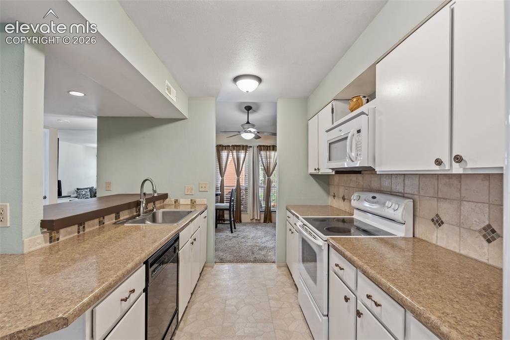Image 15 of 40: Kitchen