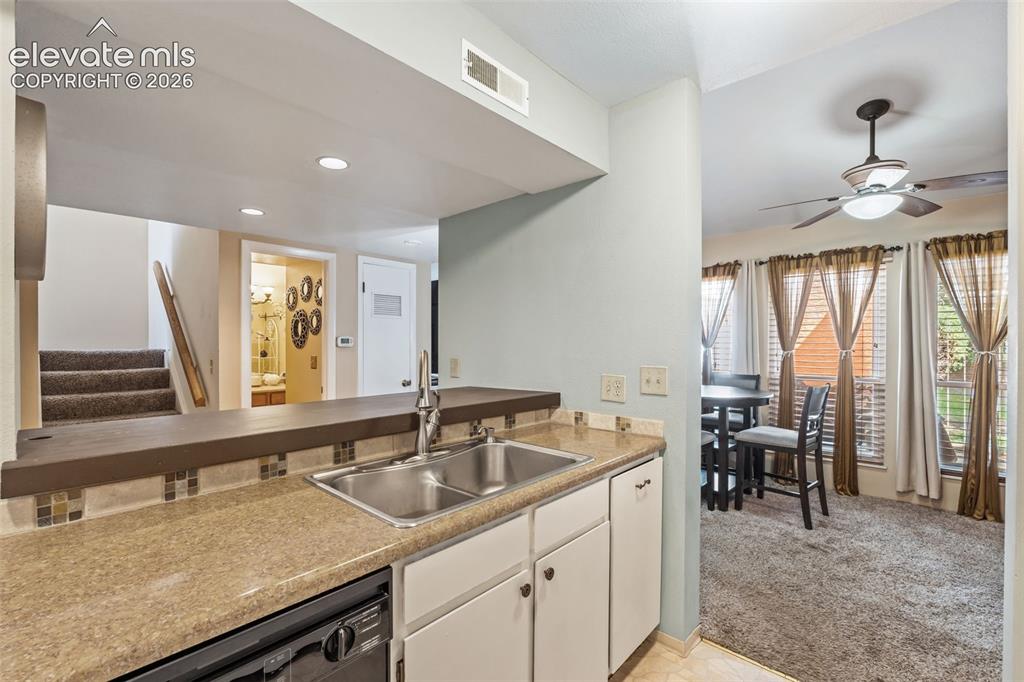Image 16 of 40: Kitchen