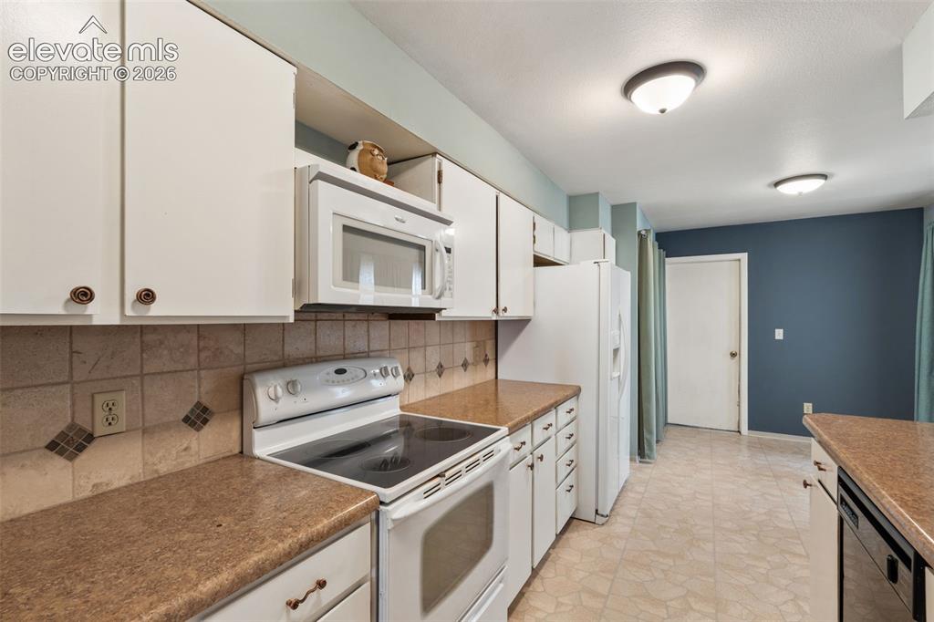 Image 17 of 40: Kitchen