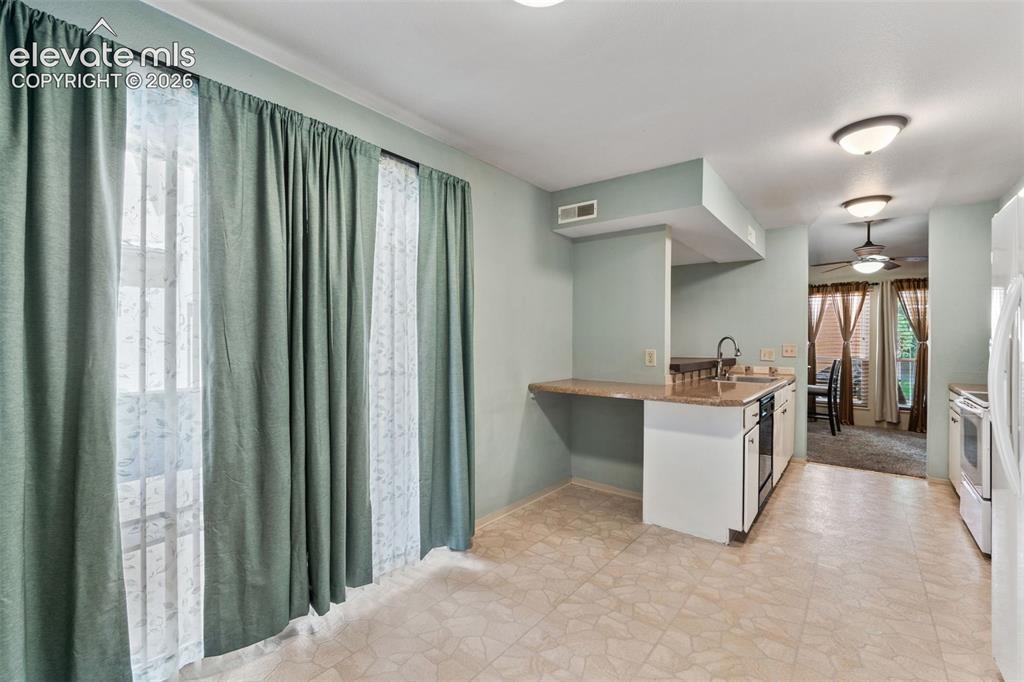 Image 19 of 40: Kitchen