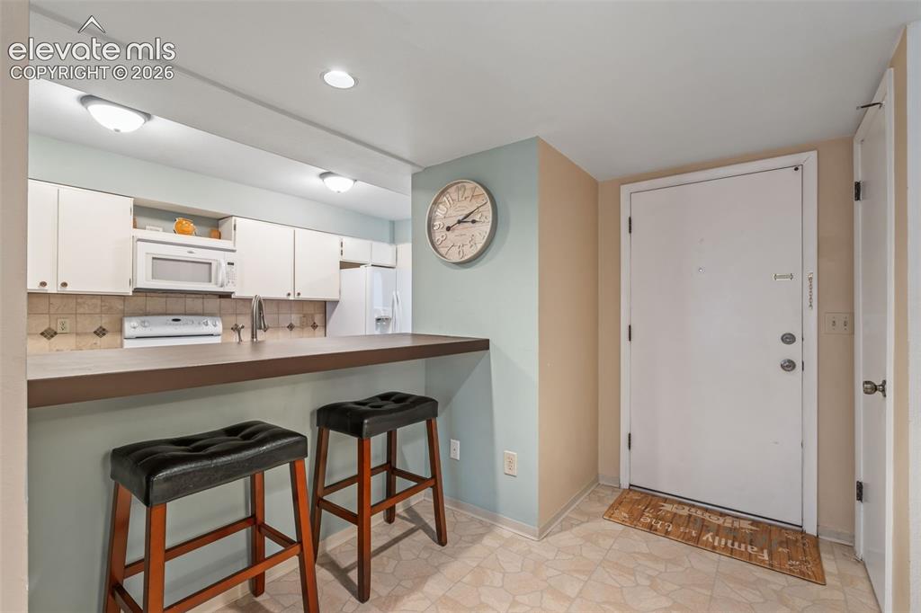 Image 6 of 40: Breakfast Area