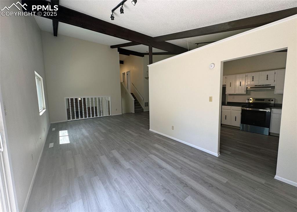 Image 14 of 50: Dining Room