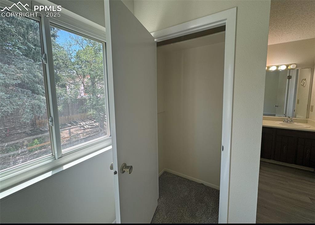 Image 19 of 50: Closet