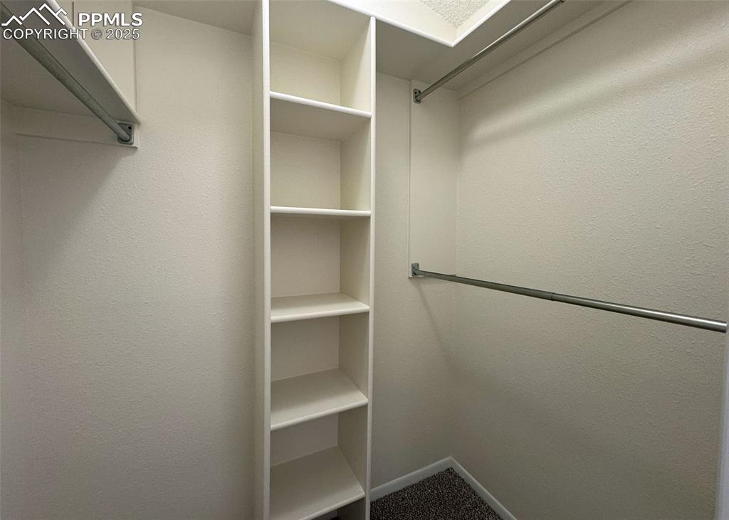 Image 21 of 50: Closet