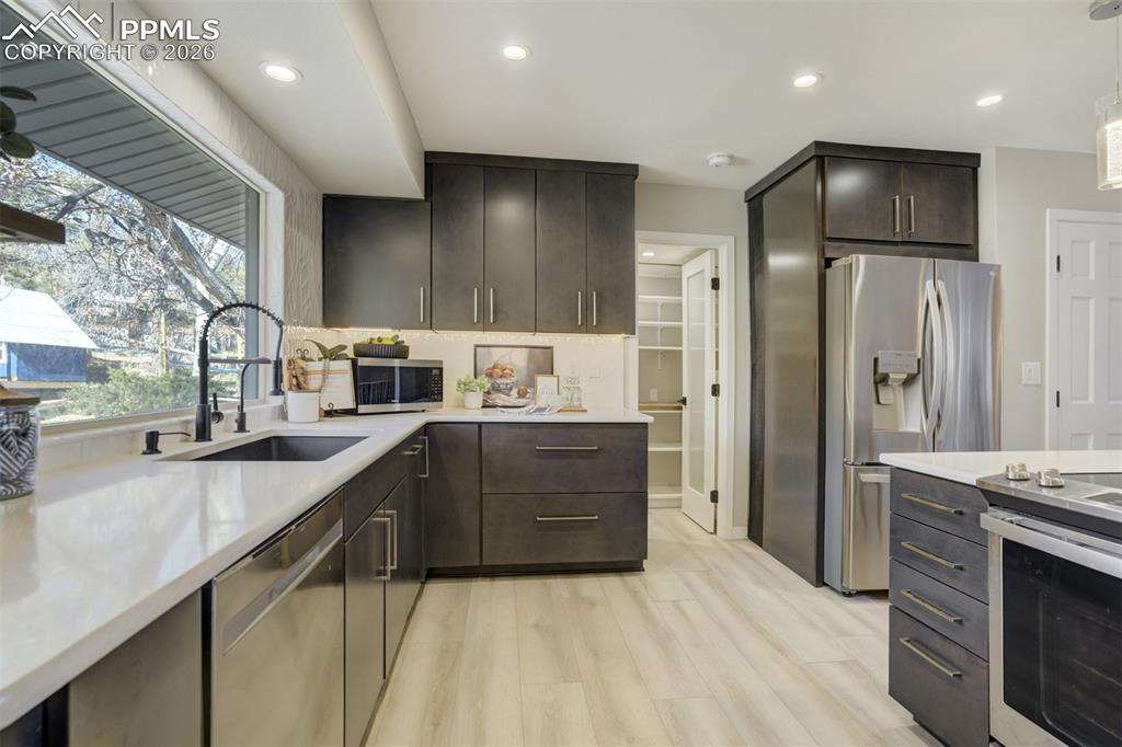 Image 12 of 50: Kitchen