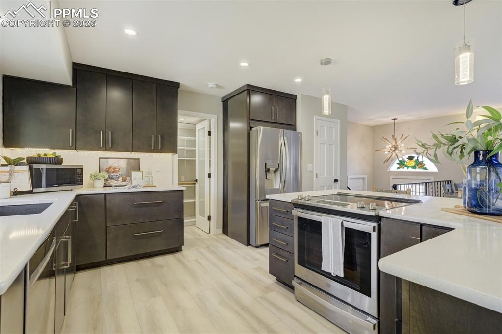 Image 13 of 50: Kitchen